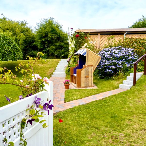 Friesenhaus Steenodde Strandkorb im Garten